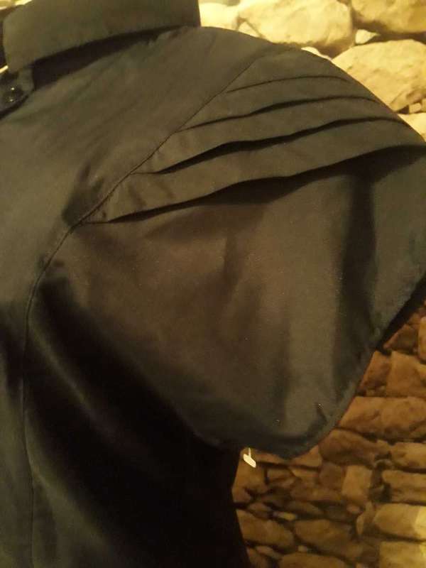 VINTAGE BLACK WITH CAPPED SLEEVED BLOUSE WITH FRONT BUTTON DETAIL - SIZE 14/38/XL - NEW
