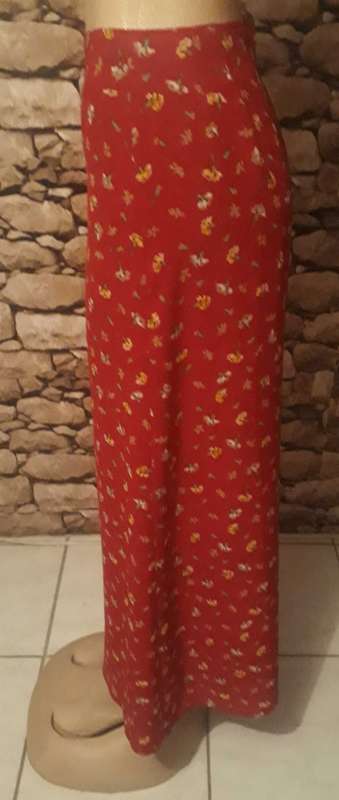 VINTAGE RED FLOWER PATTERN A LINE SKIRT WITH SLIP IN FRONT - LINED  - SIZE 12/36/LARGE