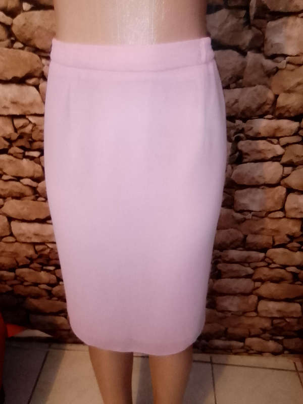 STUNNING LIGHT PINK SHEER THREE PIECE LADIES SKIRT SUIT WITH DECORATIVE DETAIL IN AS NEW CONDITION
