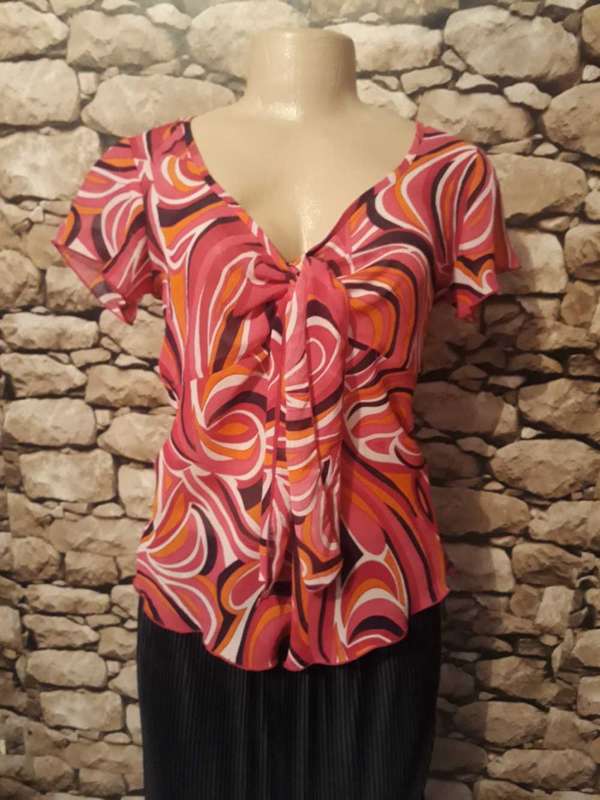 Go geometric in this sheer polyester capped sleeve lively summer top in 32/8.