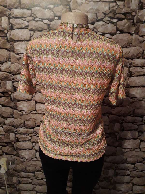 GET NOTICED IN THIS COLOURFUL SHORT SLEEVE TOP FULLY LINED - SIZE 10/34/M