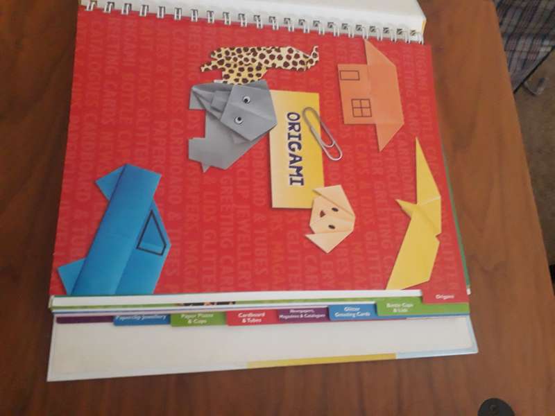 CRAFT BOOK - Easy fun crafts with everyday items hardcover as new - FILE