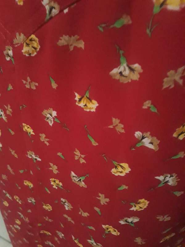 VINTAGE RED FLOWER PATTERN A LINE SKIRT WITH SLIP IN FRONT - LINED  - SIZE 12/36/LARGE