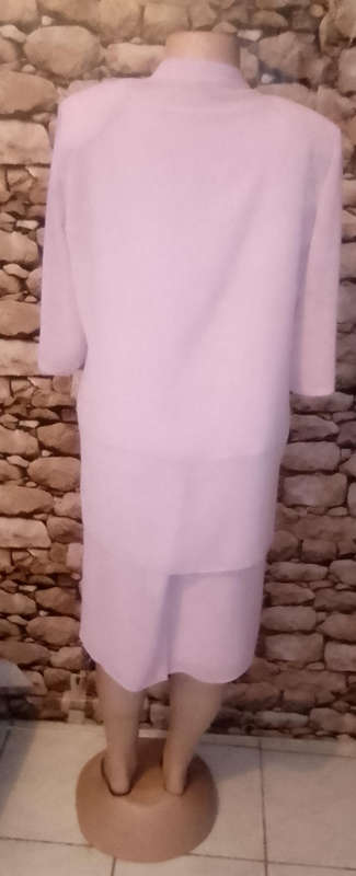 STUNNING LIGHT PINK SHEER THREE PIECE LADIES SKIRT SUIT WITH DECORATIVE DETAIL IN AS NEW CONDITION