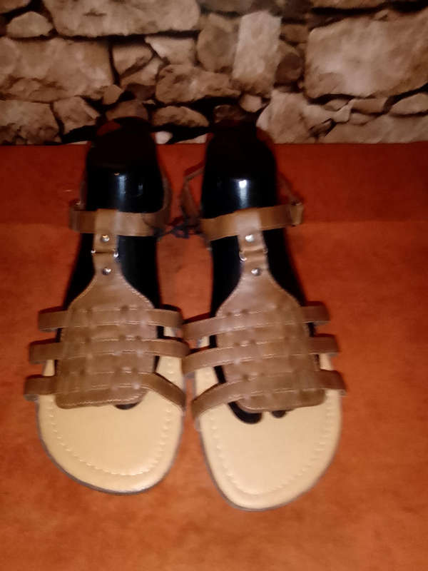 DARK BROWN T-STRAP STRAPPY SANDALS - NEW CONDITION - SIZE 8