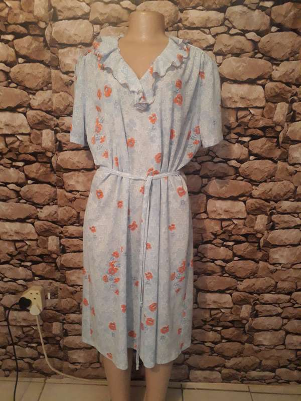 VINTAGE FLORAL PATTERN DRESS WITH MATCHING BELT FROM FOCHINI - SIZE 22