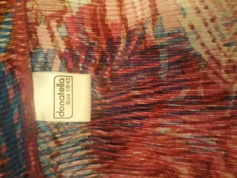 FINE PLEATED PATTERN A LINE SKIRT - UNLINED - SIZE 18/42 - IN NEW CONDITION