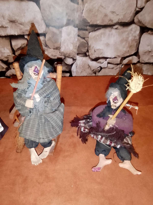 COLLECTABLE SET OF 3 WITCH WOODEN FIGURINES IN DIFFERENT SIZES