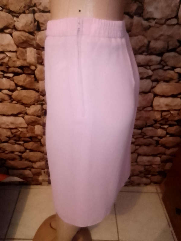 STUNNING LIGHT PINK SHEER THREE PIECE LADIES SKIRT SUIT WITH DECORATIVE DETAIL IN AS NEW CONDITION