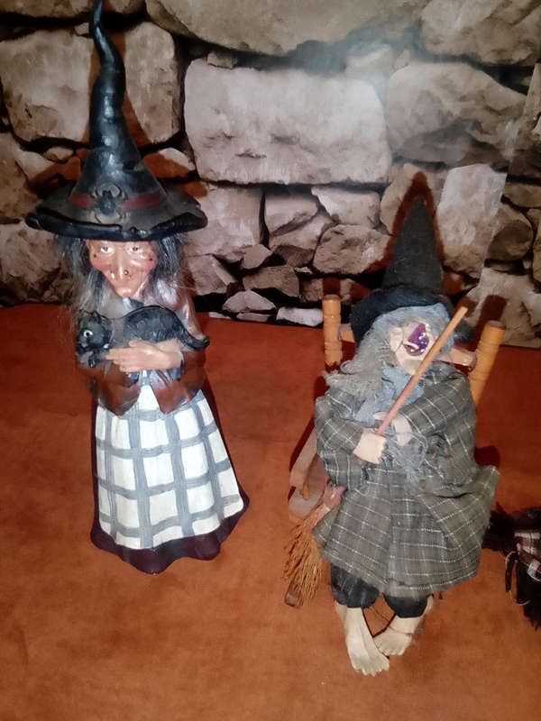 COLLECTABLE SET OF 3 WITCH WOODEN FIGURINES IN DIFFERENT SIZES