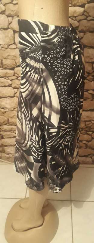 VINTAGE  A LINE SKIRT WITH ELASTICATED BACK -  BLACK/GREY/WHITE  - UNLINED - SIZE 14/38/XTRA LARGE