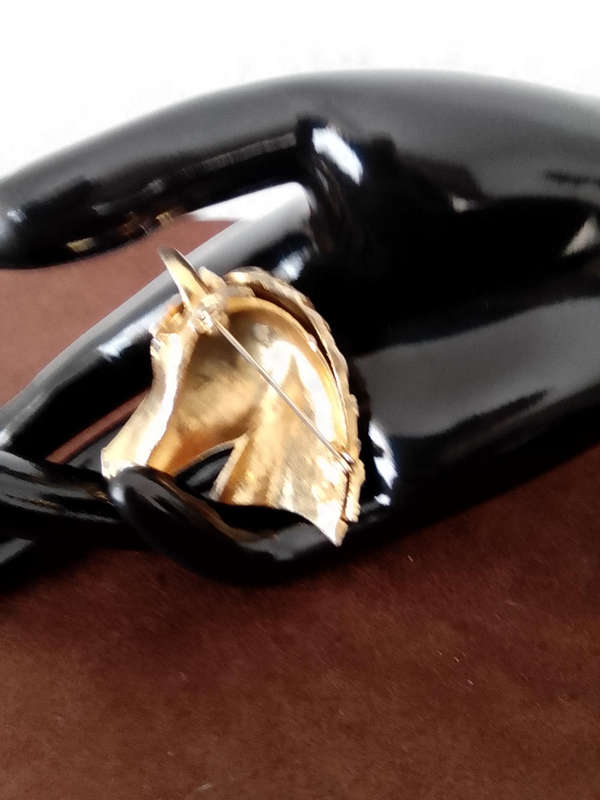 VINTAGE 1960'S TRIFARRI LOOK A LIKE HORSE HEAD BROOCH WITH BLUE RHINESTONE EYES