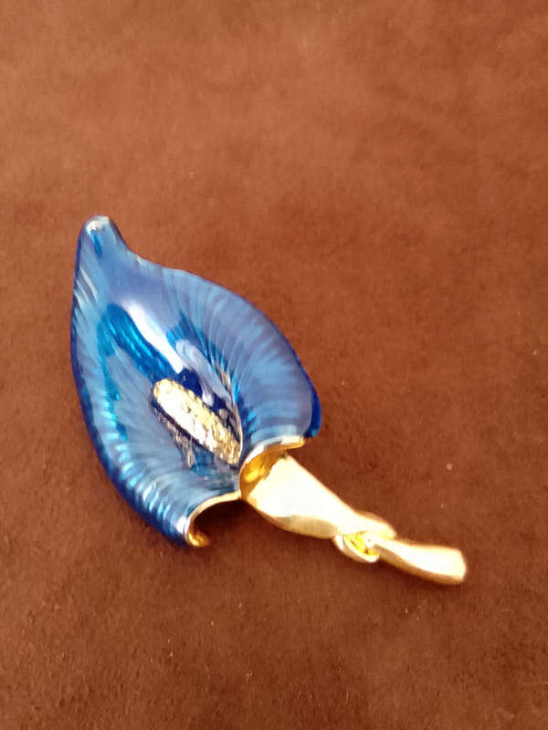 VINTAGE GOLD TONE BLUE ENAMEL CALLA LILY FROM THE 1960'S BROOCH - 6 cm