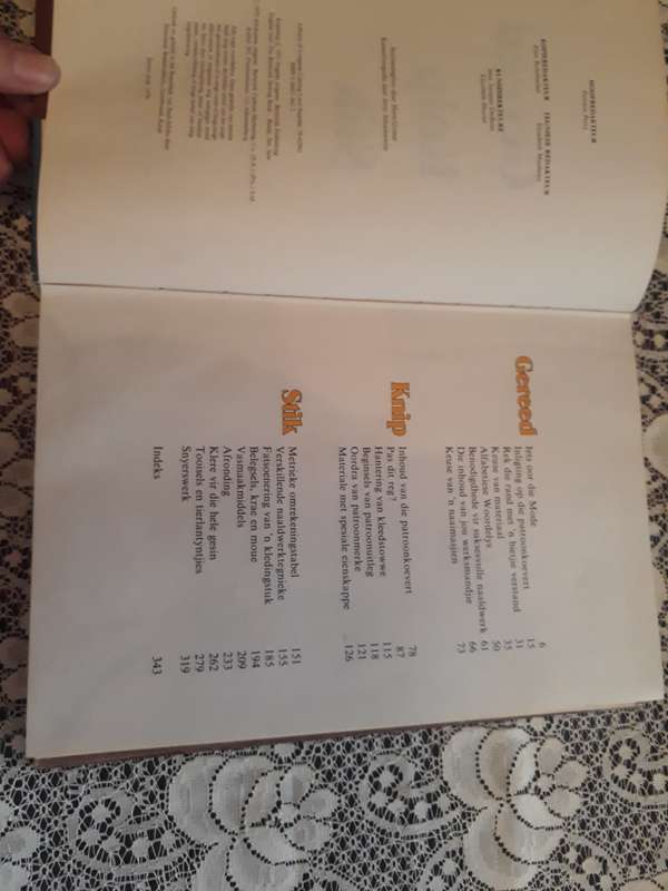 CRAFT BOOK - DIE BUTTERICK NAALDWERKBOEK - GEREED KNIP STIK