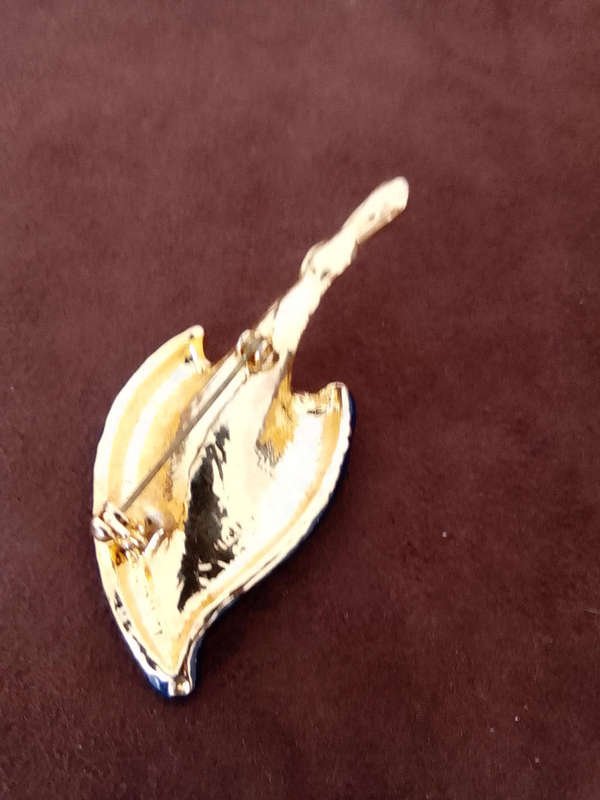 VINTAGE GOLD TONE BLUE ENAMEL CALLA LILY FROM THE 1960'S BROOCH - 6 cm