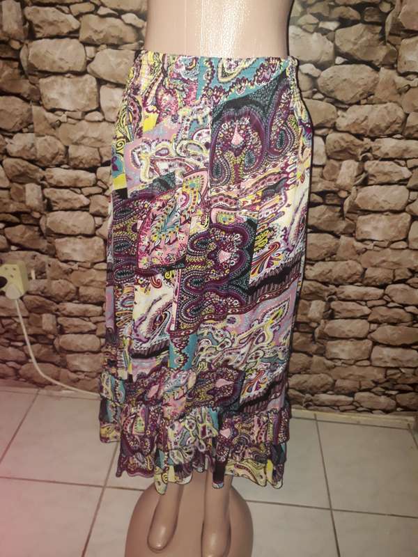 BO-HO MAXI SKIRT IN MULTICOLOURES WITH FRILLED SEAM AND WIDE ELASTICATED WAIST - SIZE 12/36/L