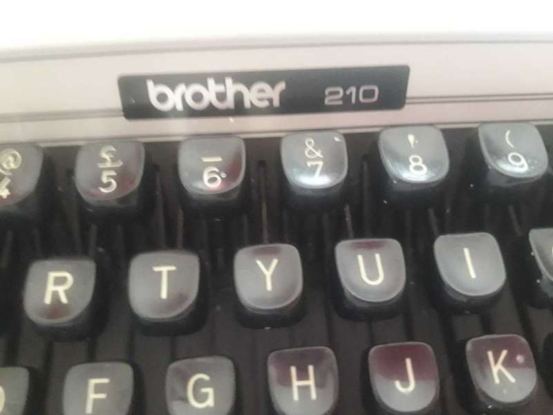 Stunning Retro 1970s 80s Brother 210 portable typewriter - 100% working