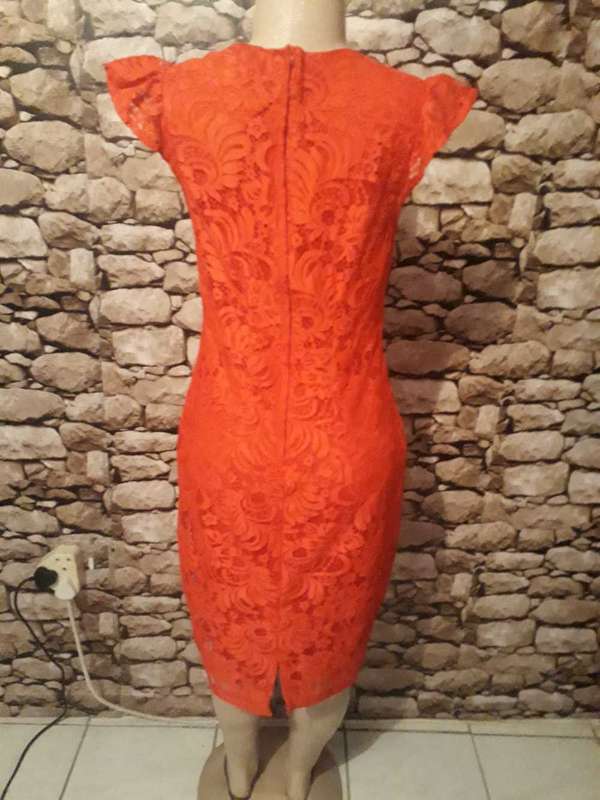 FIRE ENGINE RED LACE DRESS IN POLYSTER FABRIC - SIZE 10/34/M - AS NEW CONDITION