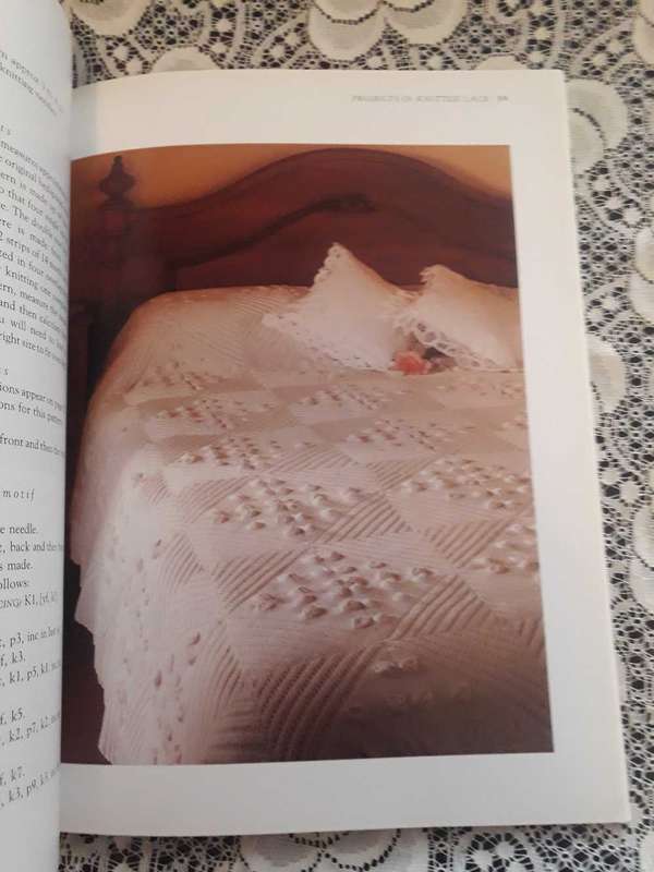 GRAFT BOOK - KNITTED LACE A SOUTH AFRICAN GUIDE BY JAN EATON AS NEW CONDITION
