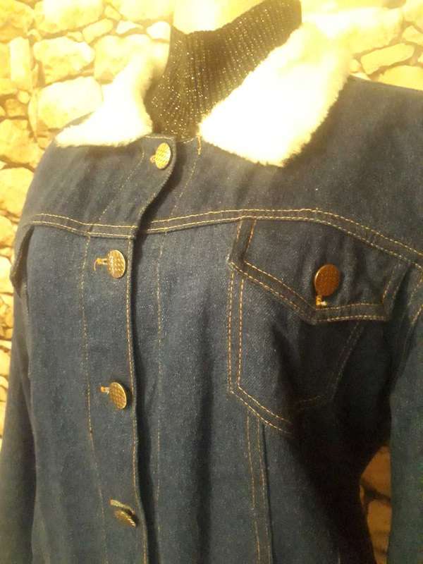 JACKET  - DENIM BOMBER STYLE JACKET WITH 2 FRONT POCKETS AND FAUX FUR NECK - SIZE 12/36/LARGE