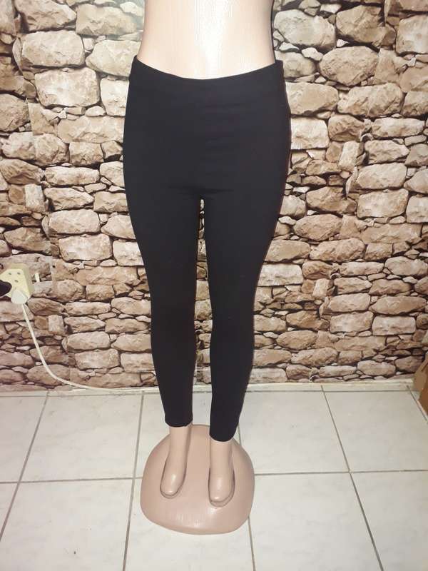 BLACK LEGGINGS REAL BASIC BRAND AS NEW - SIZE L