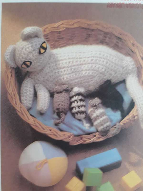 TOY CROCHET PATTERN - MOMMY CAT
