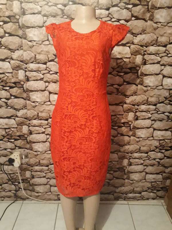 FIRE ENGINE RED LACE DRESS IN POLYSTER FABRIC - SIZE 10/34/M - AS NEW CONDITION