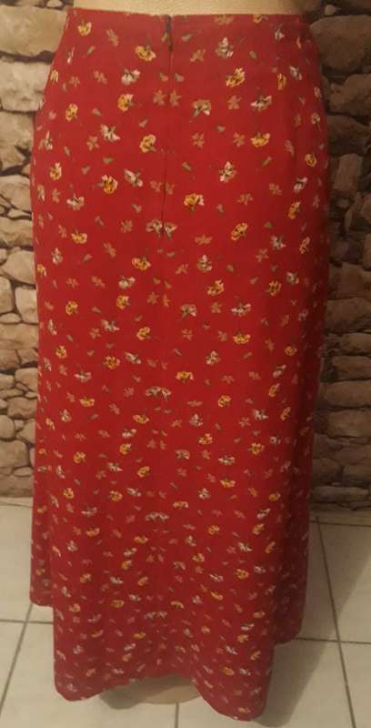 VINTAGE RED FLOWER PATTERN A LINE SKIRT WITH SLIP IN FRONT - LINED  - SIZE 12/36/LARGE