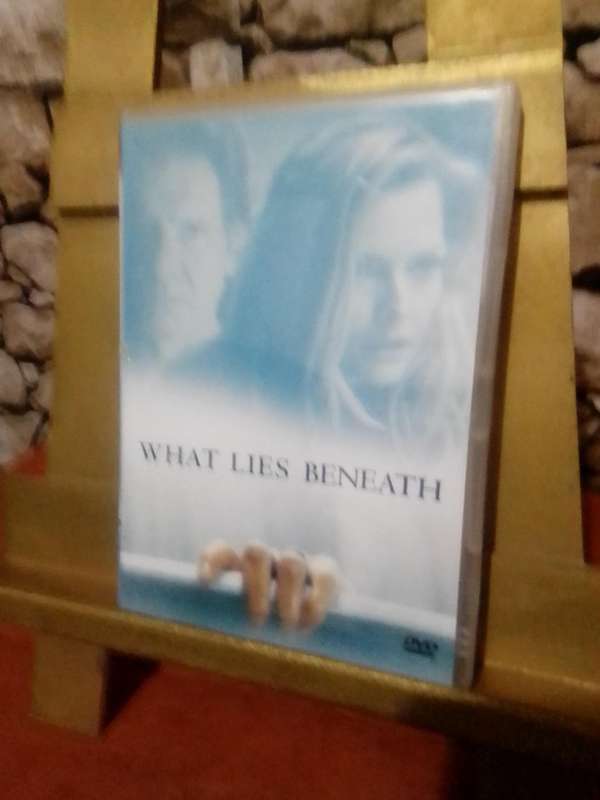 DVD - WHAT LIES BENEATH