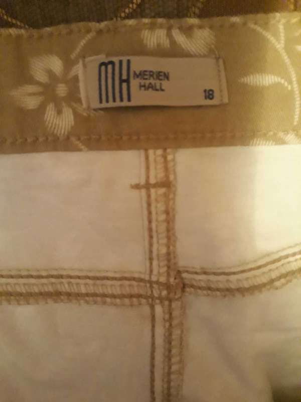 MERIEN HALL CROPPED JEANS WITH FLOWER PATTERN - SIZE 18/42 IN NEW CONDITION