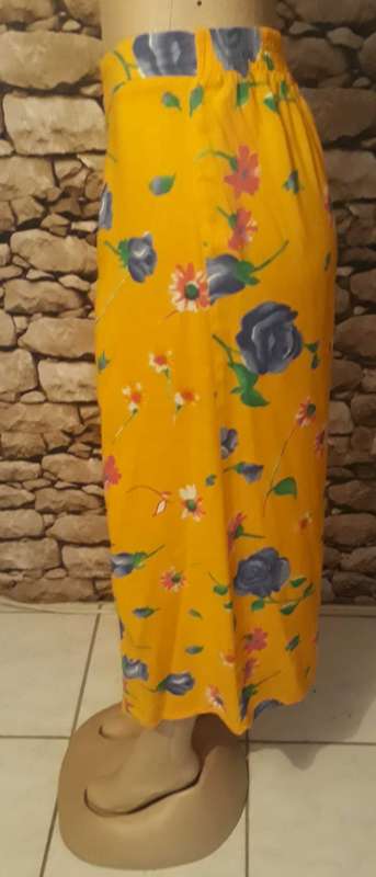 FLOWER PRINT A LINE FRONT BUTTON STYLE SKIRT - UNLINED FABRIC - SIZE 42 - NEW