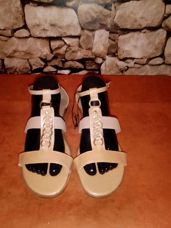 TAN WITH GOLD T STRAP SANDALS - SIZE 8