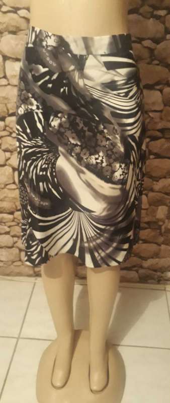 VINTAGE  A LINE SKIRT WITH ELASTICATED BACK -  BLACK/GREY/WHITE  - UNLINED - SIZE 14/38/XTRA LARGE