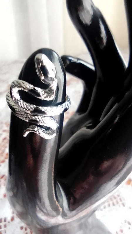 SERPENT/SNAKE BLACK SPOTTED FASHION COSTUME METAL BASED JEWELLERY RING - SIZE M BUT CAN BE ADJUSTED!