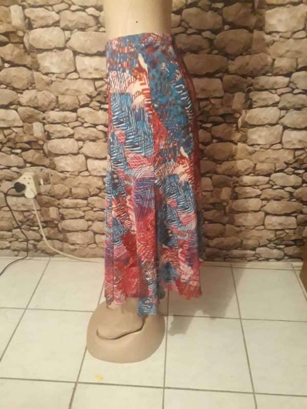 FINE PLEATED PATTERN A LINE SKIRT - UNLINED - SIZE 18/42 - IN NEW CONDITION
