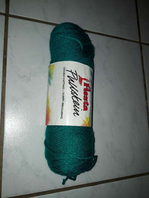 KNITTING WOOL/YARN - BEAUTIFUL TEAL COLOUR +/- 600G SELLING AS A LOT.