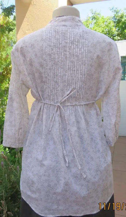 Fabulous IDENTITY white cotton button down top - tiny beige flowers - Size 10/34/Medium