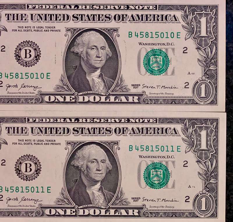 USA 1 dollar in seq B45815010-011 New York Federal Reserve 2017 unc (1 bid takes all)