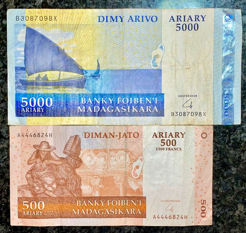 MADAGASCAR SET 5000 AVIARY/FRANC & 500 FRANCS 2004(1 BID TAKES ALL)