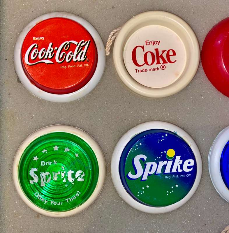 VINTAGE YO-YO COLLECTION 20 DIFFERENT YO-YO'S DIFFERENT BRANDS AND MAKES IN CASE