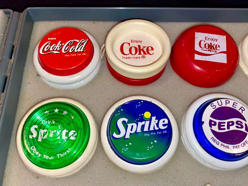 VINTAGE YO-YO COLLECTION 20 DIFFERENT YO-YO'S DIFFERENT BRANDS AND MAKES IN CASE