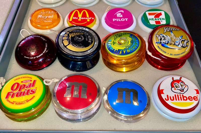 VINTAGE YO-YO COLLECTION 20 DIFFERENT YO-YO'S DIFFERENT BRANDS AND MAKES IN CASE