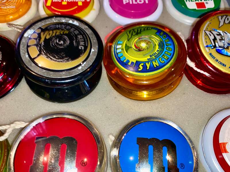 VINTAGE YO-YO COLLECTION 20 DIFFERENT YO-YO'S DIFFERENT BRANDS AND MAKES IN CASE