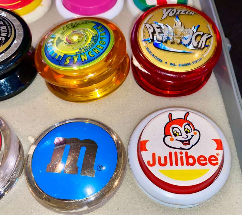 VINTAGE YO-YO COLLECTION 20 DIFFERENT YO-YO'S DIFFERENT BRANDS AND MAKES IN CASE