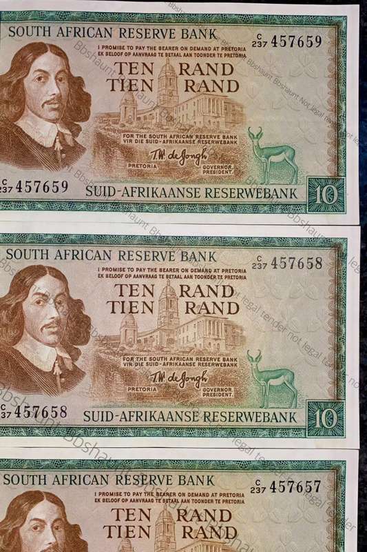 Tw De Jongh. R10 in sequence C237/ 4357657-659 -- 1st issue 1967 springbuck wtm (1 bid takes all)