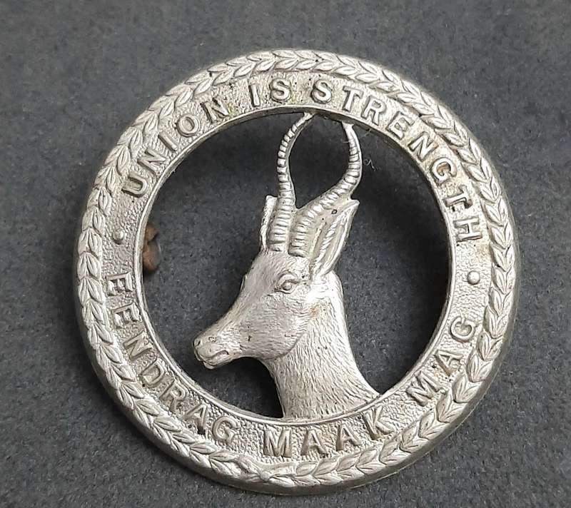 **WW2: UDF White Metal General Service Cap Badge #2 (Lugs).**