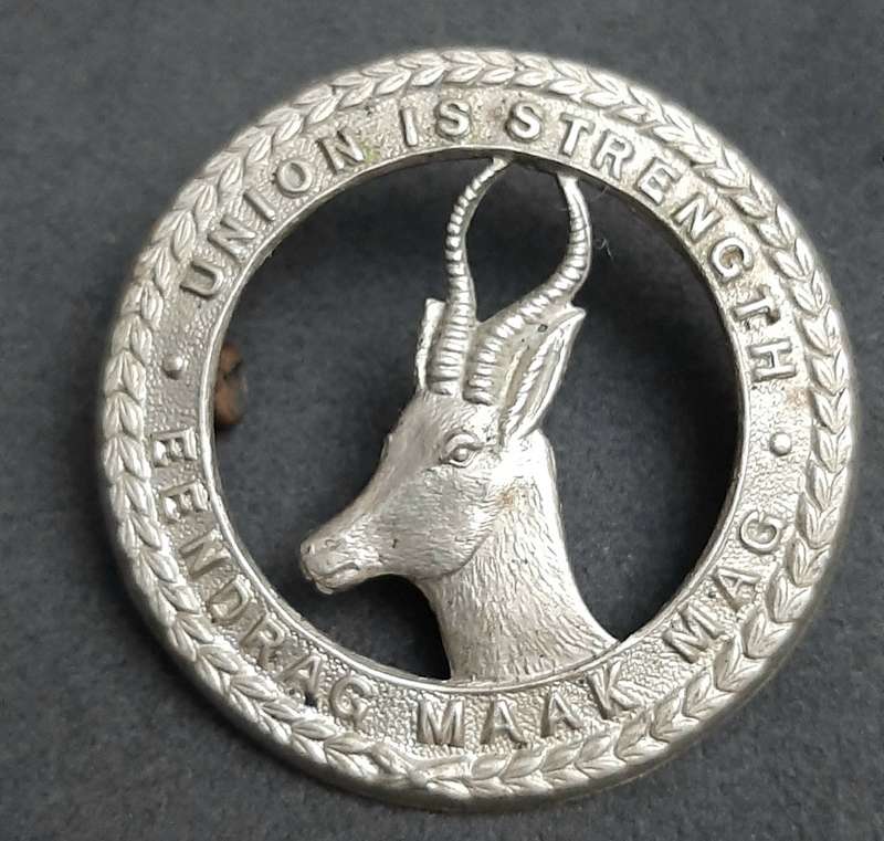 **WW2: UDF White Metal General Service Cap Badge #2 (Lugs).**