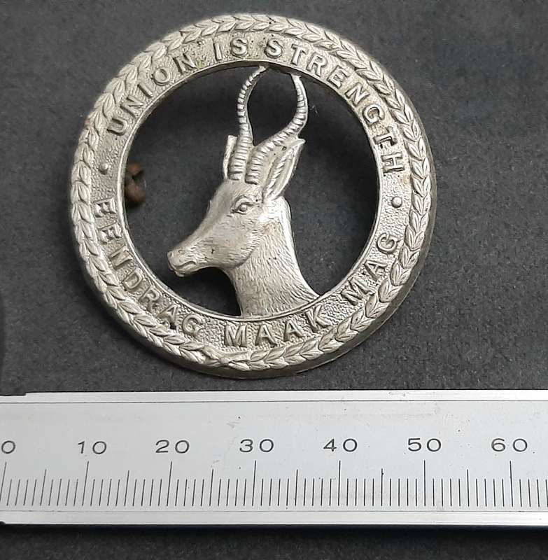 **WW2: UDF White Metal General Service Cap Badge #2 (Lugs).**