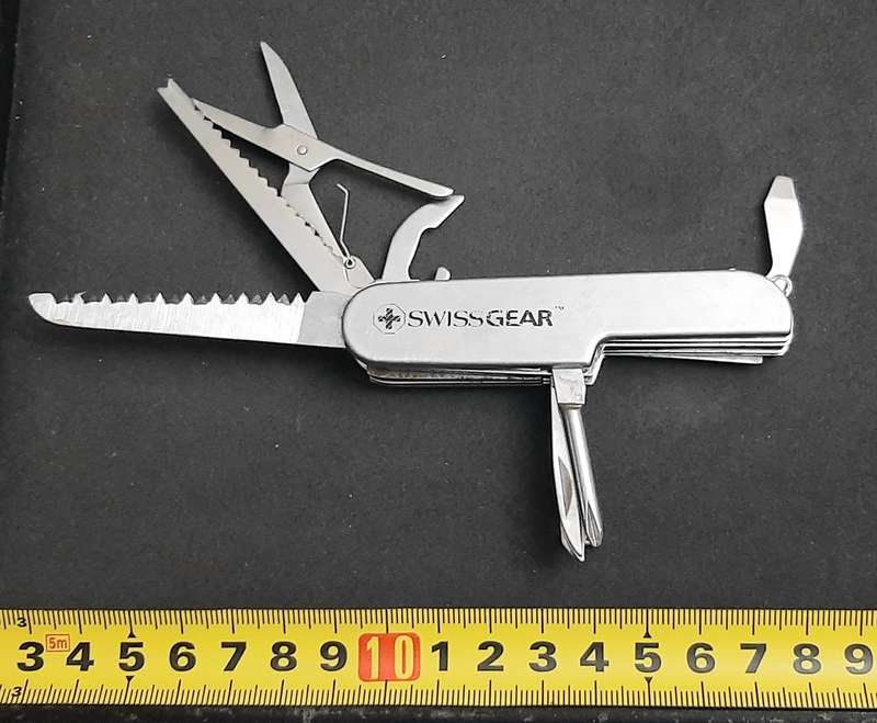 Lot: Swiss Gear & Generic Pocket Knives x2 (Multifunction)