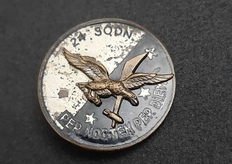 **RARE: WW2 SAAF 24 Sqdn 'Tinnie' Lapel Badge w/ Pin (Fiorintini).**